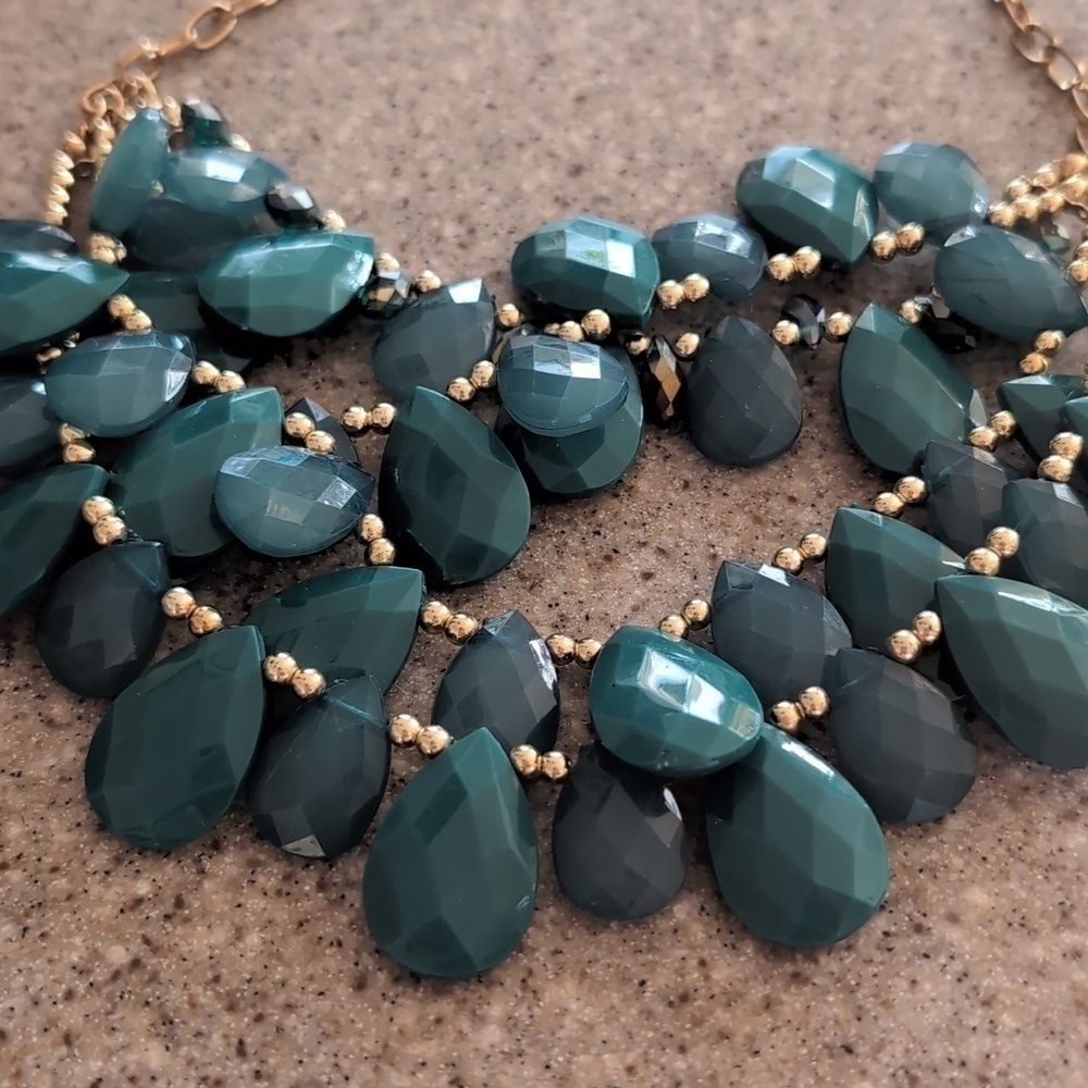 Vintage MULTI STRAND LAYERED NECKLACE Green cluster GOLD TONE JEWELRY - Picture 2 of 11